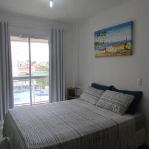 1 dormitorio con cama y ventana con vistas en Apartamento em Condominio na Penha, en Penha