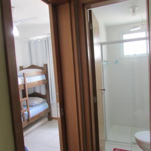 baño con ducha y puerta de cristal en Apartamento em Condominio na Penha, en Penha