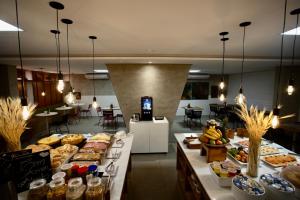 a bakery with many different types of food on display at LA HOTEL VOTUPORANGA in Votuporanga