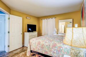 een slaapkamer met een bed en een flatscreen-tv bij Ocean Forest Plaza 606 in Myrtle Beach