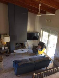 A television and/or entertainment centre at Beach n Fun BBQ Fireplace