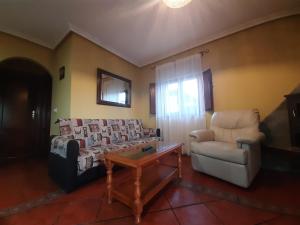 A seating area at Apartamentos Esqueiro