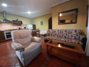 un soggiorno con divano e tavolo di Apartamentos Esqueiro a San Cosme