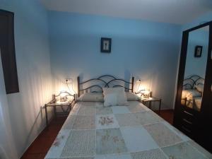 A bed or beds in a room at Apartamentos Esqueiro