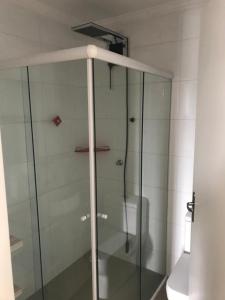 Ένα μπάνιο στο Apartamento amplo completo e climatizado