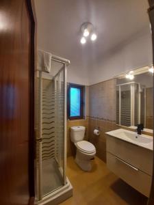 A bathroom at Apartamentos Esqueiro