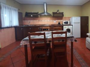 A kitchen or kitchenette at Apartamentos Esqueiro