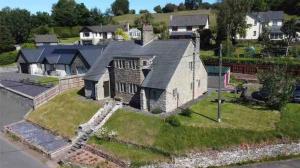 uma vista aérea de uma casa grande em Cosy Arts & Crafts Cottage with stunning views em Brecon