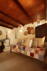 カライーバにあるCaraiva Casaの木製の天井のベッドルーム1室(ベッド1台付)