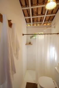 カライーバにあるCaraiva Casaのバスルーム(トイレ、シャワーカーテン付)