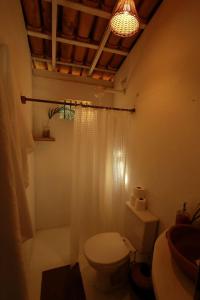カライーバにあるCaraiva Casaのバスルーム(トイレ、シャワー、シンク付)
