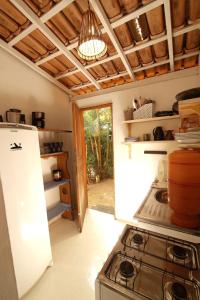 カライーバにあるCaraiva Casaのキッチン(コンロ、冷蔵庫付)