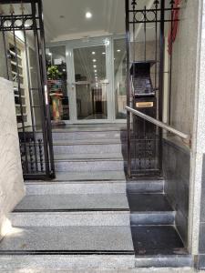 un conjunto de escaleras que conducen a un edificio en Mundo Felix en Buenos Aires