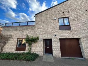 um edifício de tijolos com duas portas de garagem em 2 Bedroom Riverside Property with Roof Terrace em Stockton-on-Tees