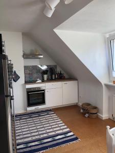 uma cozinha com armários brancos e um fogão em Ferienwohnung Amsel em Essen