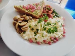 un plato de comida con arroz, verduras y tostadas en Anukama Resort, en Nilaveli