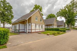 uma casa grande com uma entrada em Villa WaterGeluk ҉ em Susteren