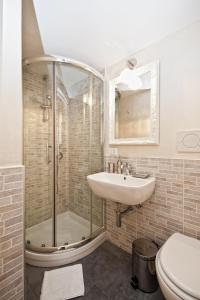 A bathroom at Romacentrarte