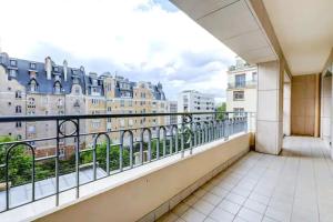Apartament z balkonem z widokiem na budynki w obiekcie Luxury Apartment Terrace Trocadéro Eiffel Tower Climatisé w Paryżu