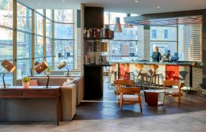 A cozinha ou cozinha compacta de Holiday Inn Vilnius by IHG