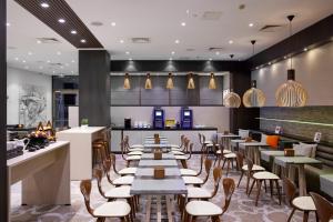 Um restaurante ou outro lugar para comer em Holiday Inn Vilnius by IHG