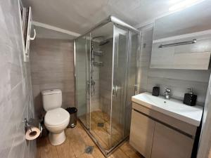 une salle de bain avec une douche, des toilettes et un lavabo dans l'établissement Bohemian Living, à Thessalonique 42 autres photos