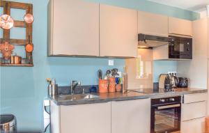 Η κουζίνα ή μικρή κουζίνα στο Beautiful Home In Pleudaniel +25 φωτογραφίες
