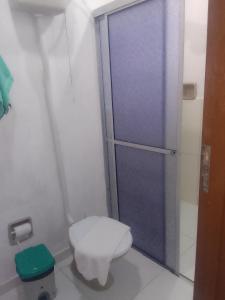 y baño con aseo y ducha. en Residencial Dom Celeste, en Canela