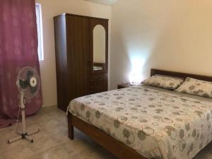 タラファルにあるApartamento T2-Dunas Centroのベッドルーム1室(ベッド1台、ファン、ドレッサー付)