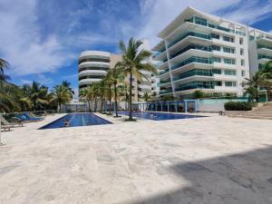 un gran edificio con piscina frente a un edificio en Hermoso apartamento en la playa, en Cartagena de Indias