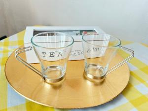 ピサにあるAmarin Pisa Roomのテーブルの上に座る二眼鏡