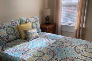 Kennebunk Home with Yard Less Than 1 Mile to Dock Square!客房内的一张或多张床位