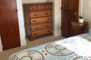Kennebunk Home with Yard Less Than 1 Mile to Dock Square!客房内的一张或多张床位