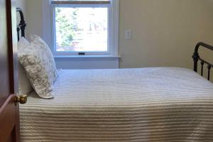 Kennebunk Home with Yard Less Than 1 Mile to Dock Square!客房内的一张或多张床位