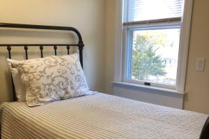 Kennebunk Home with Yard Less Than 1 Mile to Dock Square!客房内的一张或多张床位