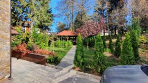 un jardín con cenador y un sendero en Spring Hill, en Zlatibor