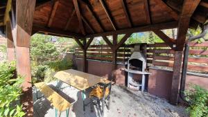 patio al aire libre con fogones y banco en Spring Hill, en Zlatibor