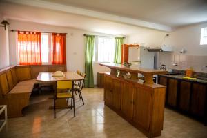 eine Küche mit einem Tisch und einem Esszimmer in der Unterkunft Posada Casablanca in Olavarría