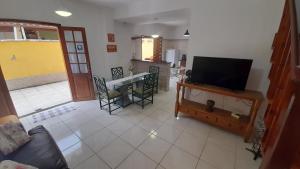 a living room with a flat screen tv on a table at Casa Show in Paraty