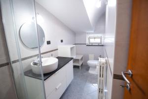 bagno con lavandino, servizi igienici e specchio di B&B delle Meraviglie Salerno-Baronissi-Pellezzano a Pellezzano