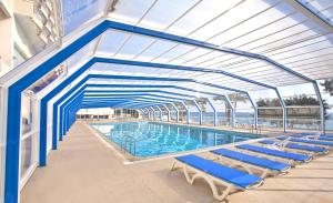 Bazén v ubytování Poseidonia Beach Hotel nebo v jeho okolí