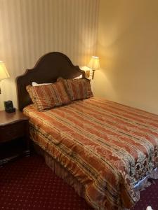 Habitación de hotel con 1 cama y 2 lámparas en Hotel Seward, en Seward