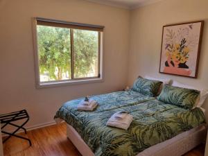 En eller flere senge i et værelse på Waikerie Olive Grove