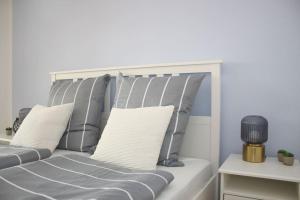 Bett mit Kissen darauf in einem Zimmer in der Unterkunft Schönes Zwei-Zimmer-Apartment in der Bremer City in Bremen