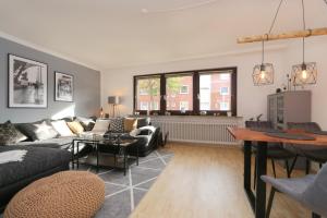 a living room with a couch and a table at Schönes Zwei-Zimmer-Apartment in der Bremer City in Bremen