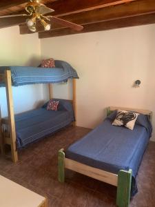 1 dormitorio con 2 literas y techo en Casa Iguana en Cuesta Blanca en Villa Icho Cruz