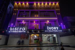 eine Hotelfassade mit lila Lichtern an einem Gebäude in der Unterkunft Ivory Suites in Airoli