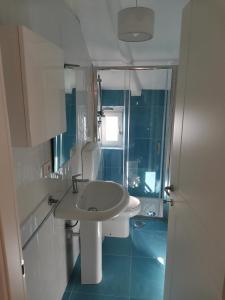 een kleine badkamer met een wastafel en een toilet bij G&G Holidays in Santa Maria di Castellabate