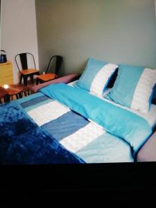 Een bed of bedden in een kamer bij Bel appartement avec jardin à 50m des plages du debarquement