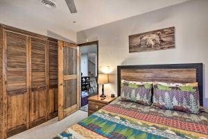 ein Schlafzimmer mit einem großen Bett und einer Holztür in der Unterkunft Cozy Angel Fire Escape with Golf Course Views! in Angel Fire